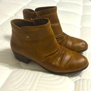 Gorgeous Caramel Brown Faux Leather Ankle Boots sz 9